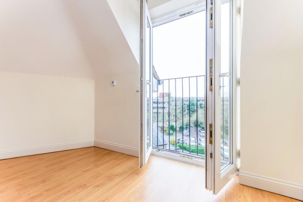 Apartment in Horsham, New Town - View 2