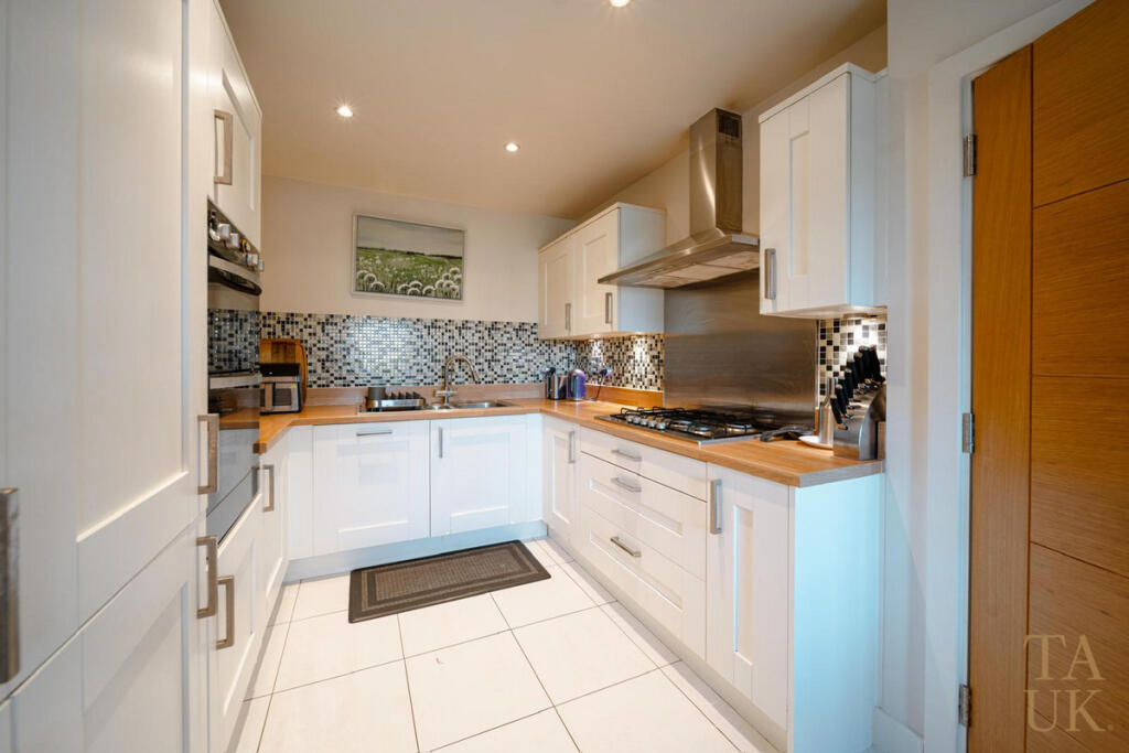 House in Woodley, Wokingham - View 2
