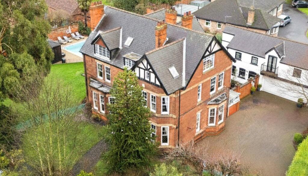 7-bed detached on Brigg Road, Barton-Upon-Humber, North Lincolnshire, DN18, £950,000