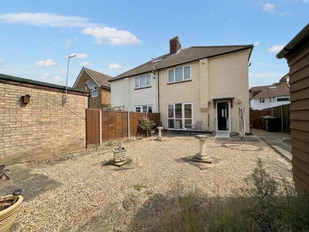 Jubilee Avenue, London Colney, AL2 photo 4