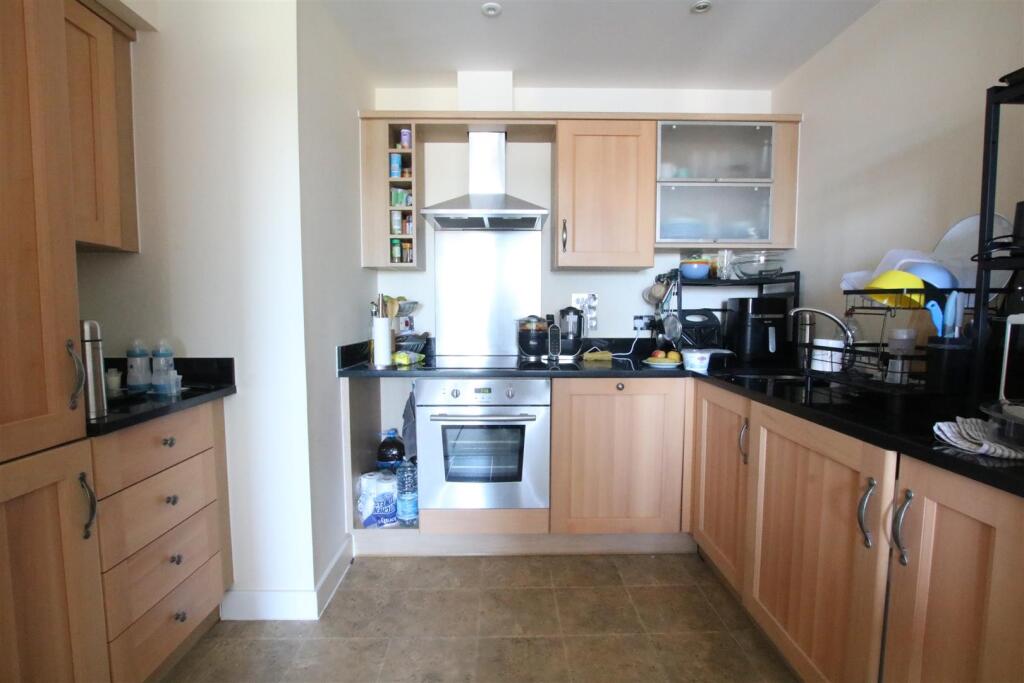 Apartment in Mole Valley, Leatherhead - View 5