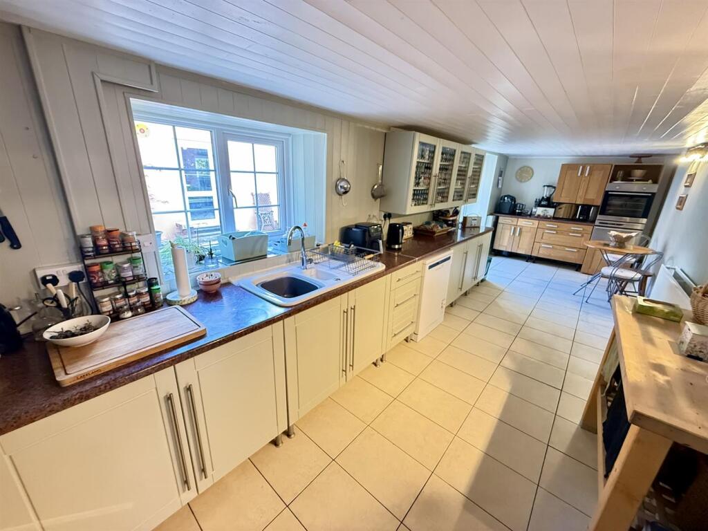Parc Y Rhos, Cwmann, Lampeter - More