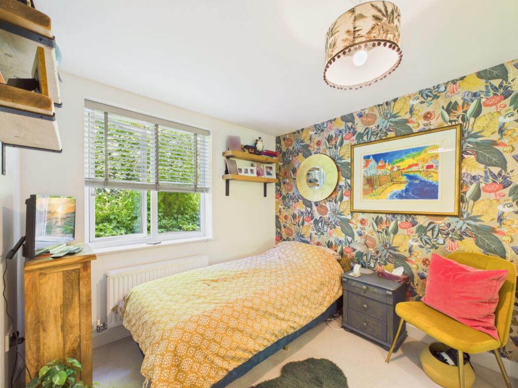 Apartment in Hythe, Golden Valley, Sandgate - More