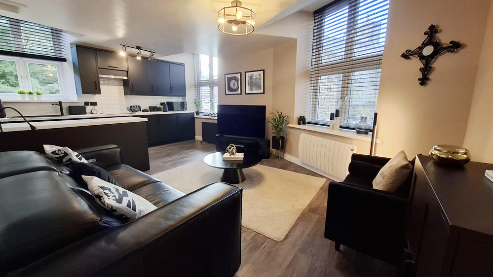 33 Willow Bank, Uppermill, OL3 6AL photo 4