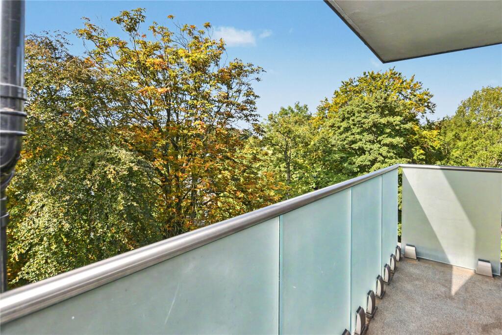 Apartment in Leeds, Park Villas, Roundhay - View 2