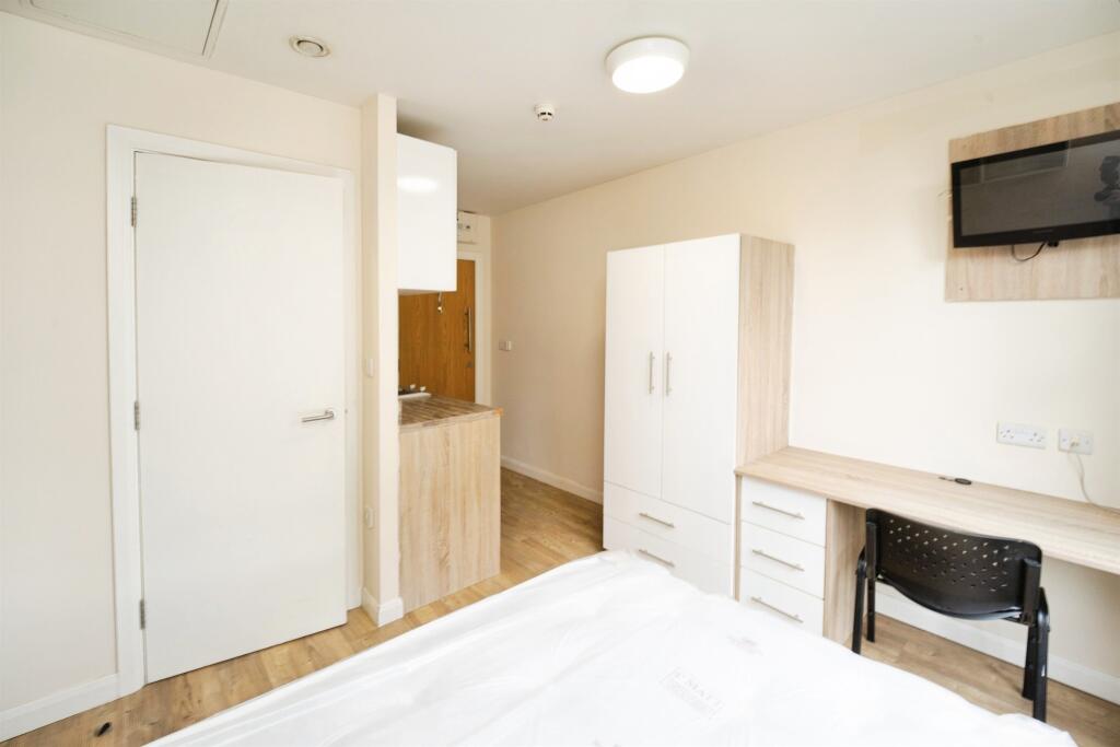 Apartment in Leeds, West Yorkshire - View 4