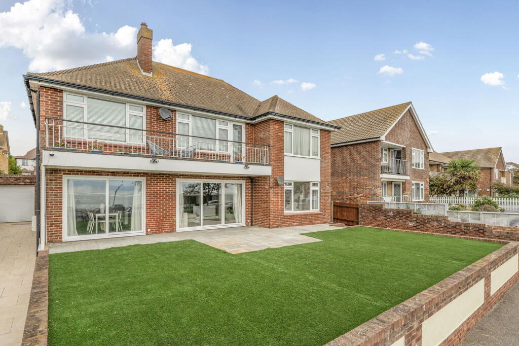 2-bed apartment on Royal Esplanade, Ramsgate, £450,000