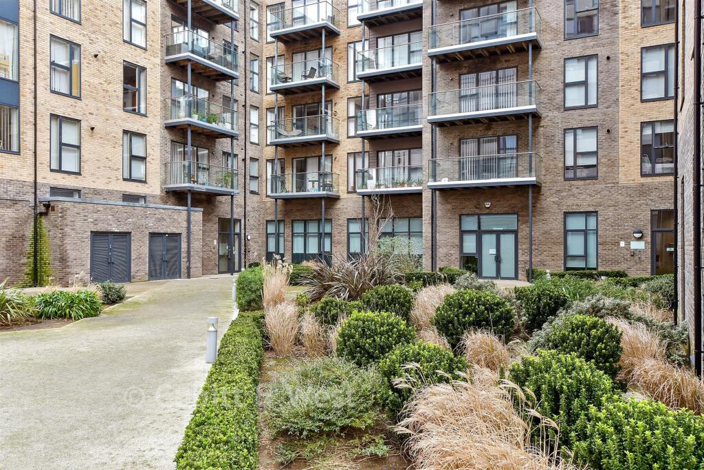 Apartment in Worthing, West Sussex - More