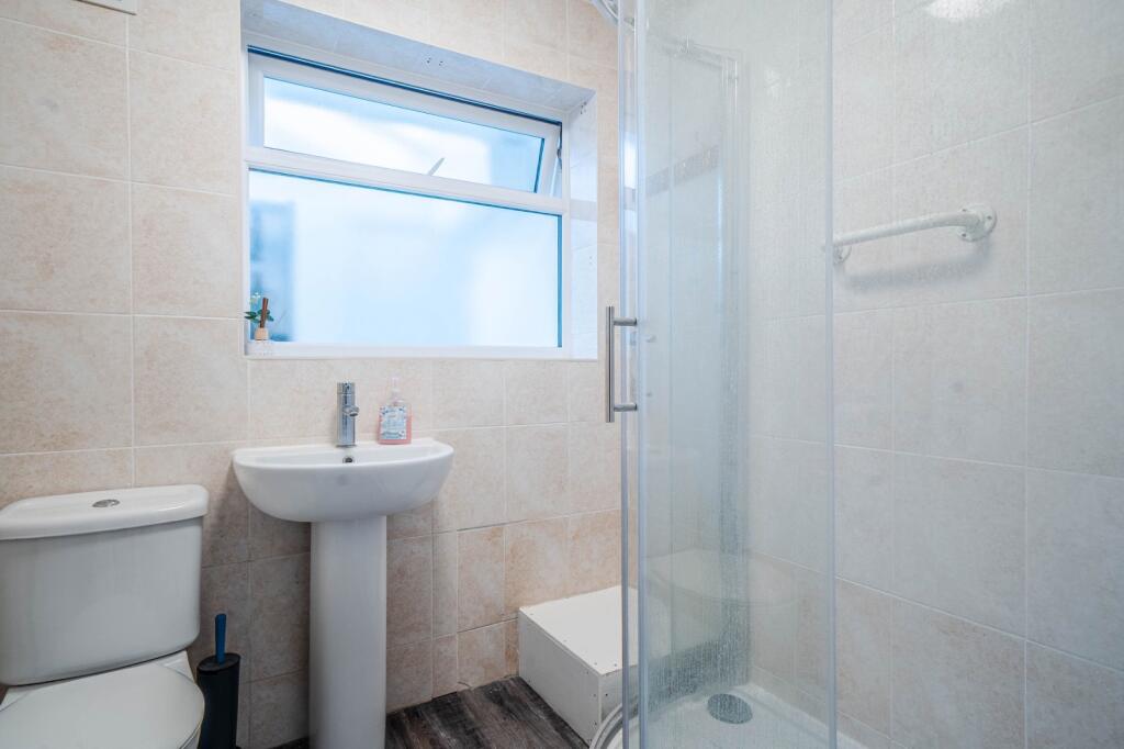 House in Dunstable, Downside, Central Bedfordshire - More