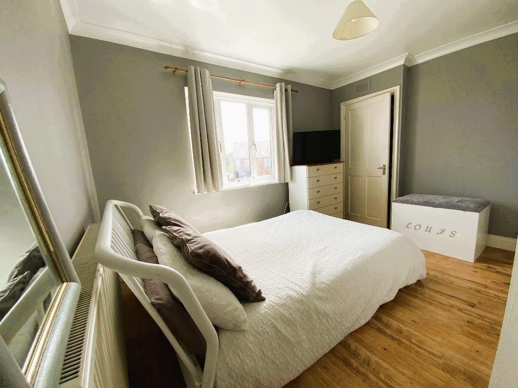 Silverdale Drive, Elm Park, Hornchurch, Essex, RM12 5HR photo 4
