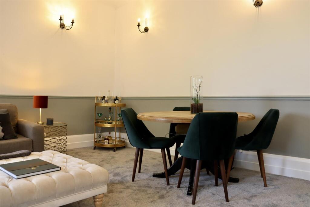 Apartment in Runnymede, Surrey - View 4