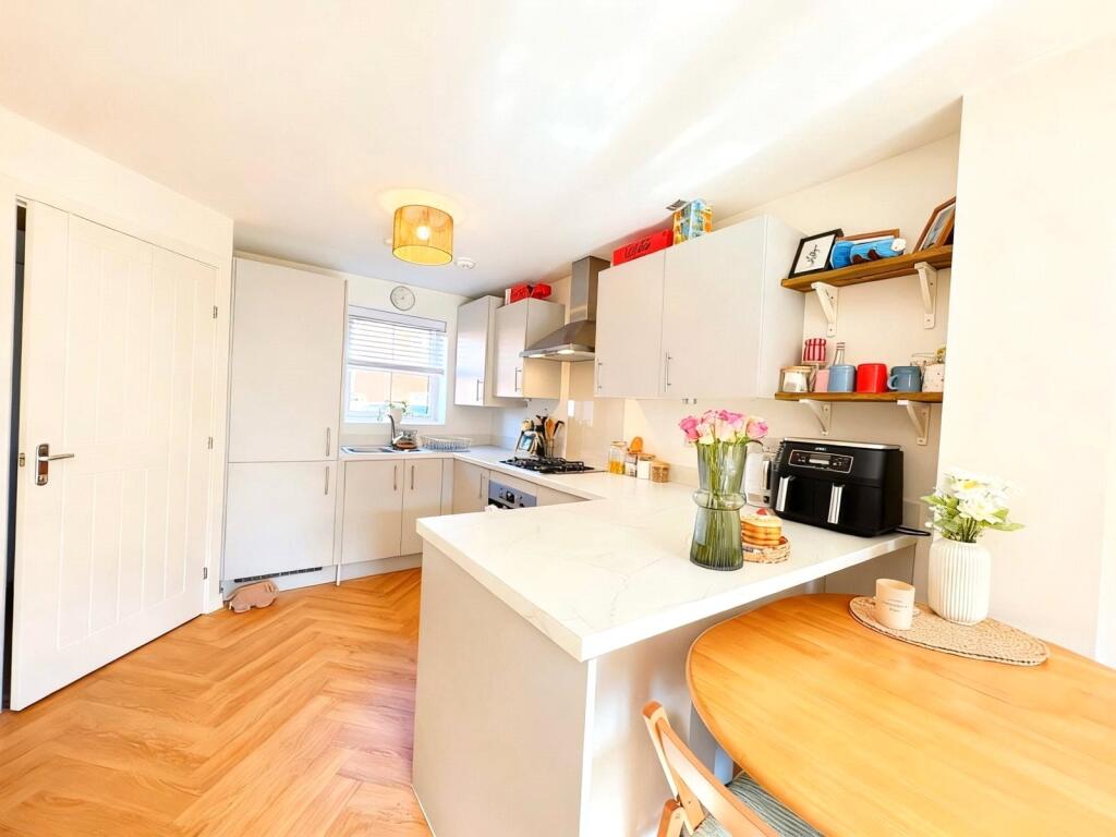 Windhover Road, Stratford-upon-Avon, Warwickshire, CV37 photo 2