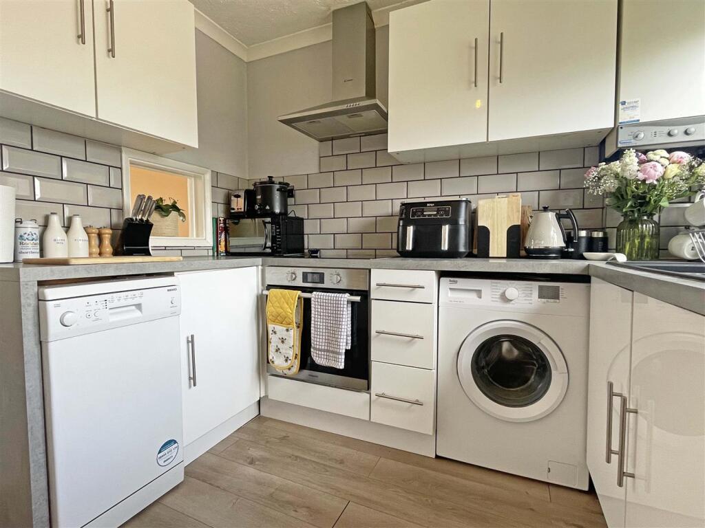 Tamar Rise, Springfield, Chelmsford photo 4