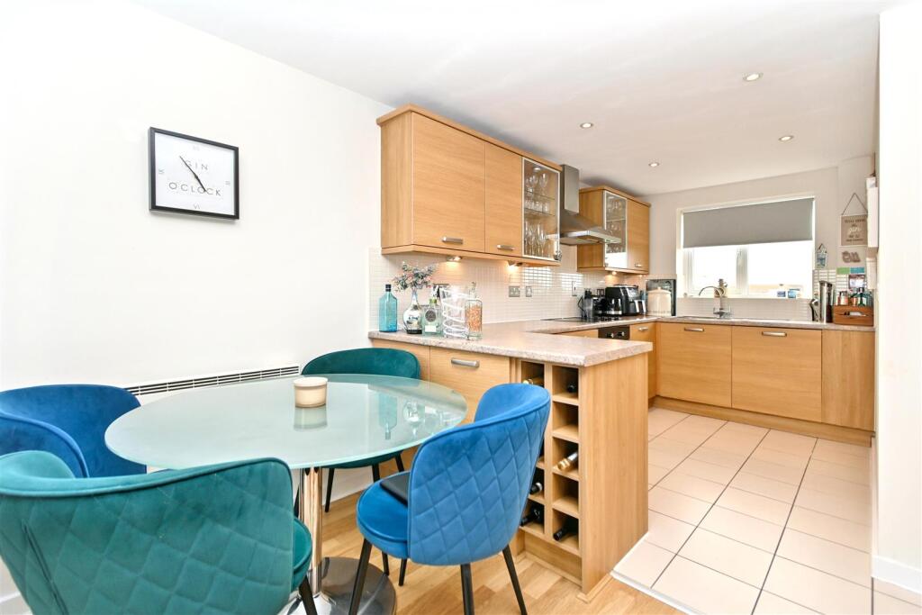 Apartment in Eastbourne, Chatsworth Strand, Crumbles - More