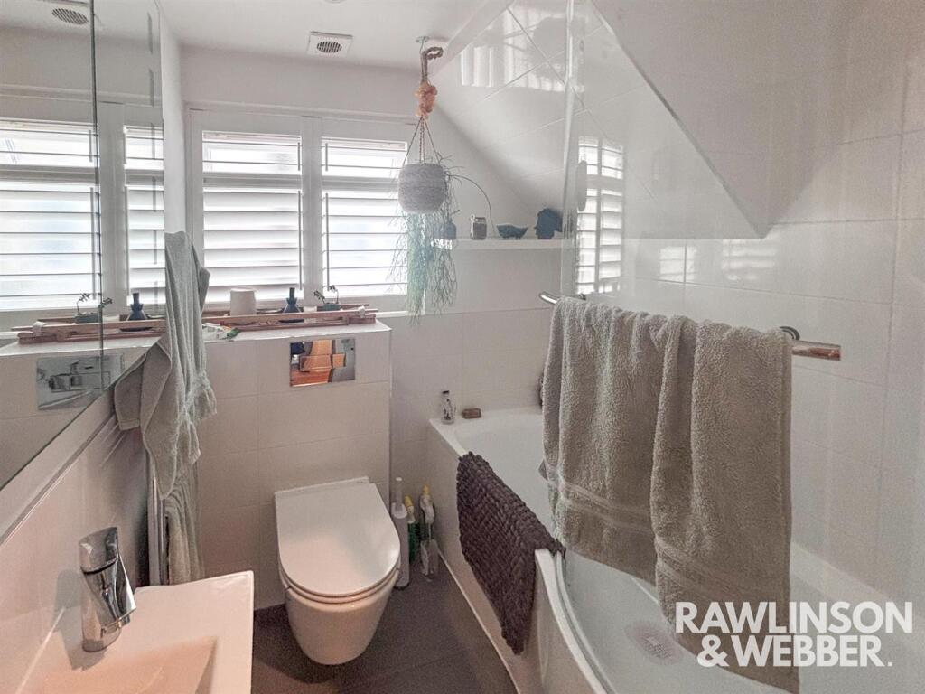 Apartment in Kingston upon Thames - View 4