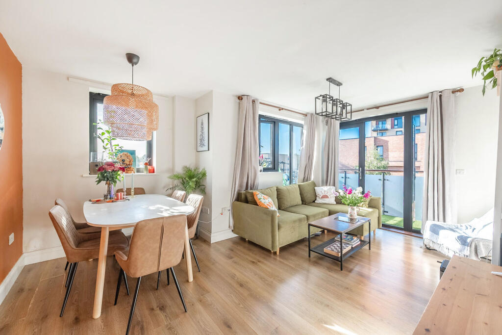 2-bed flat on Penniwell Close, Edgware, HA8, £375,000