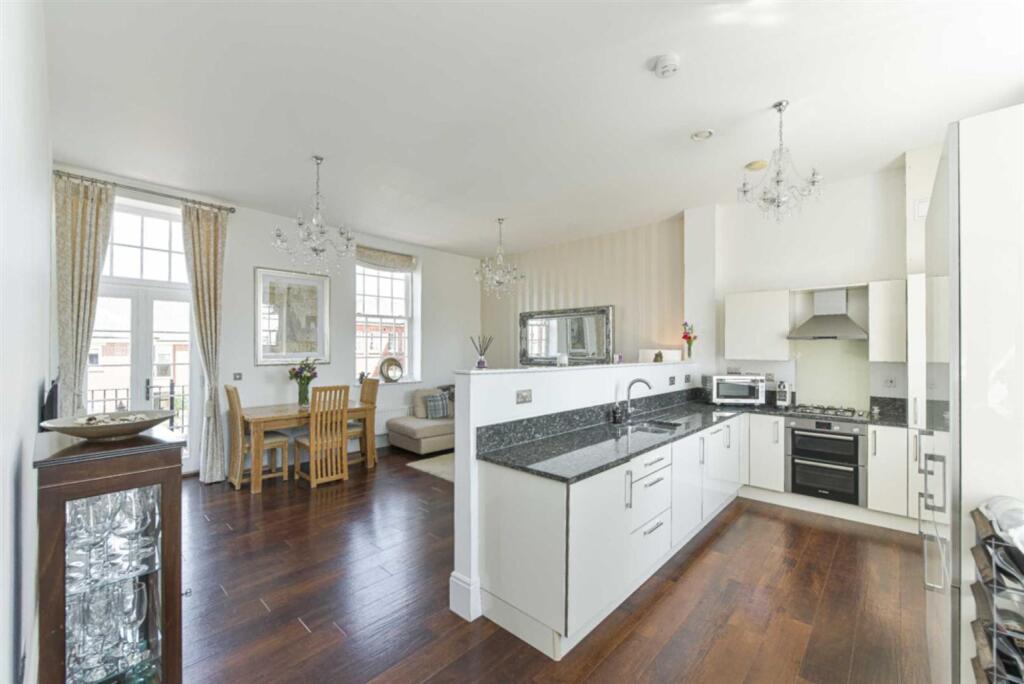 Apartment in Kingston upon Thames - More