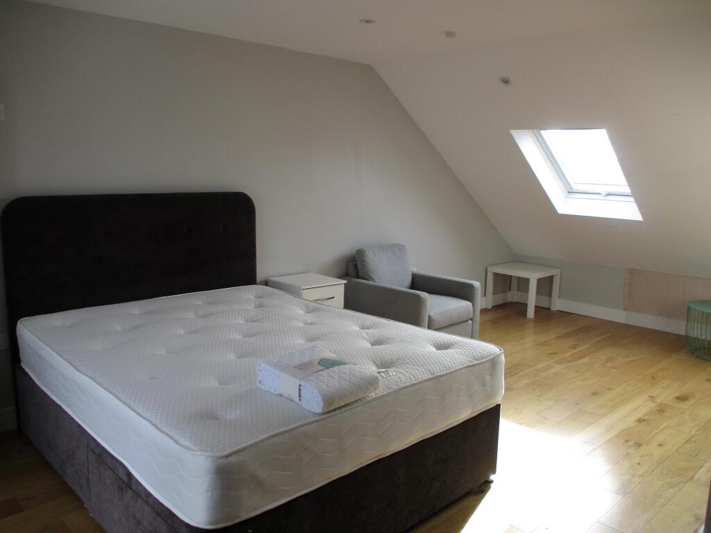 House in Croydon - View 2