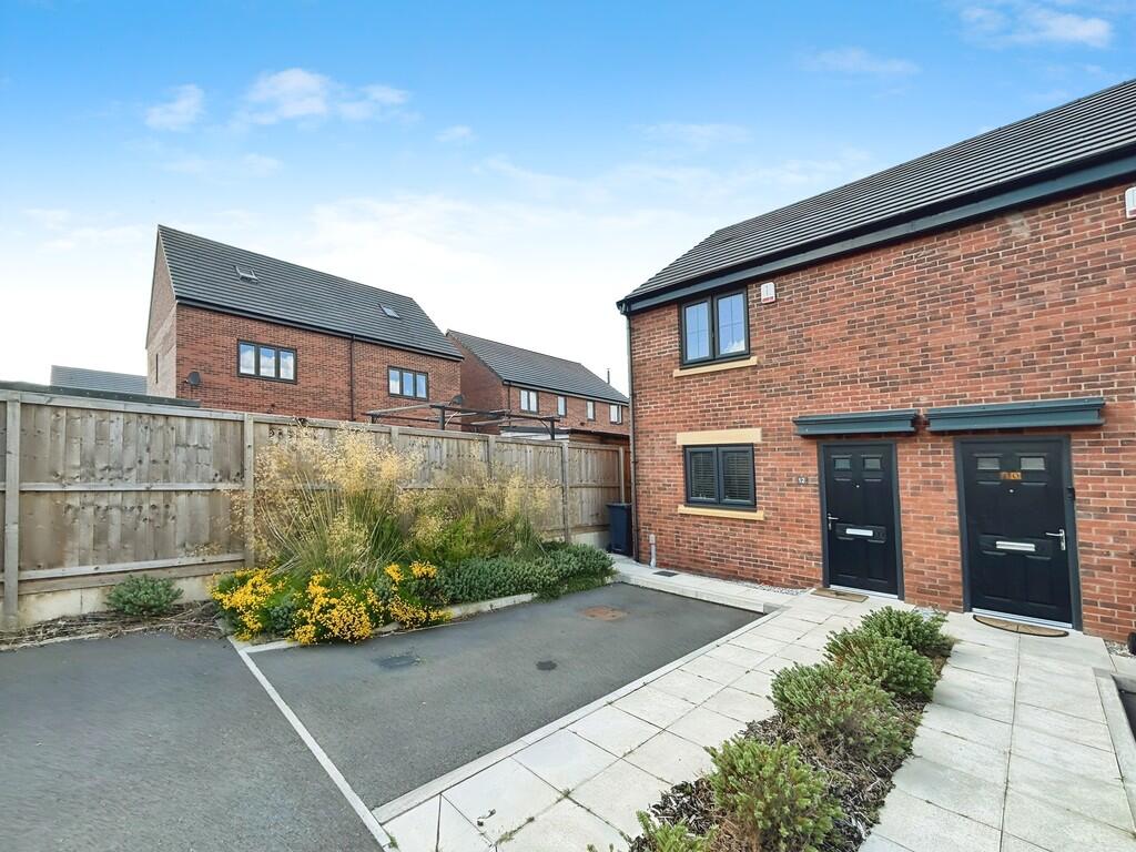 2-bed semi-detached on Foxby Mews, Gainsborough, £159,950