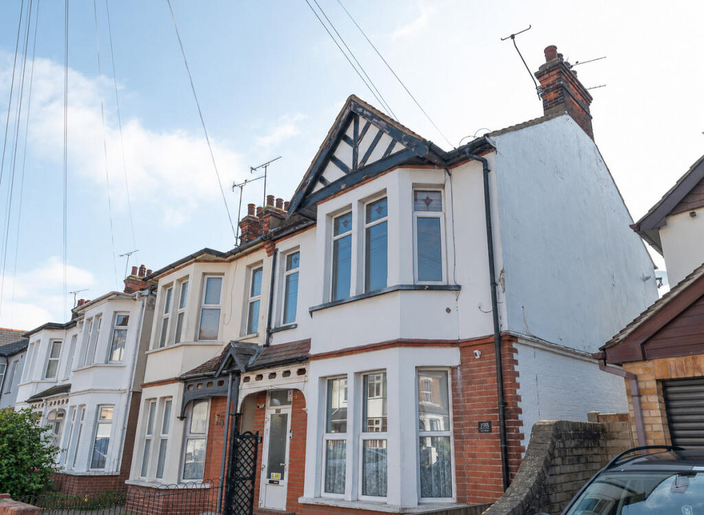 2-bed flat on St. Andrews Road, Southend-on-sea, SS3 9, £230,000