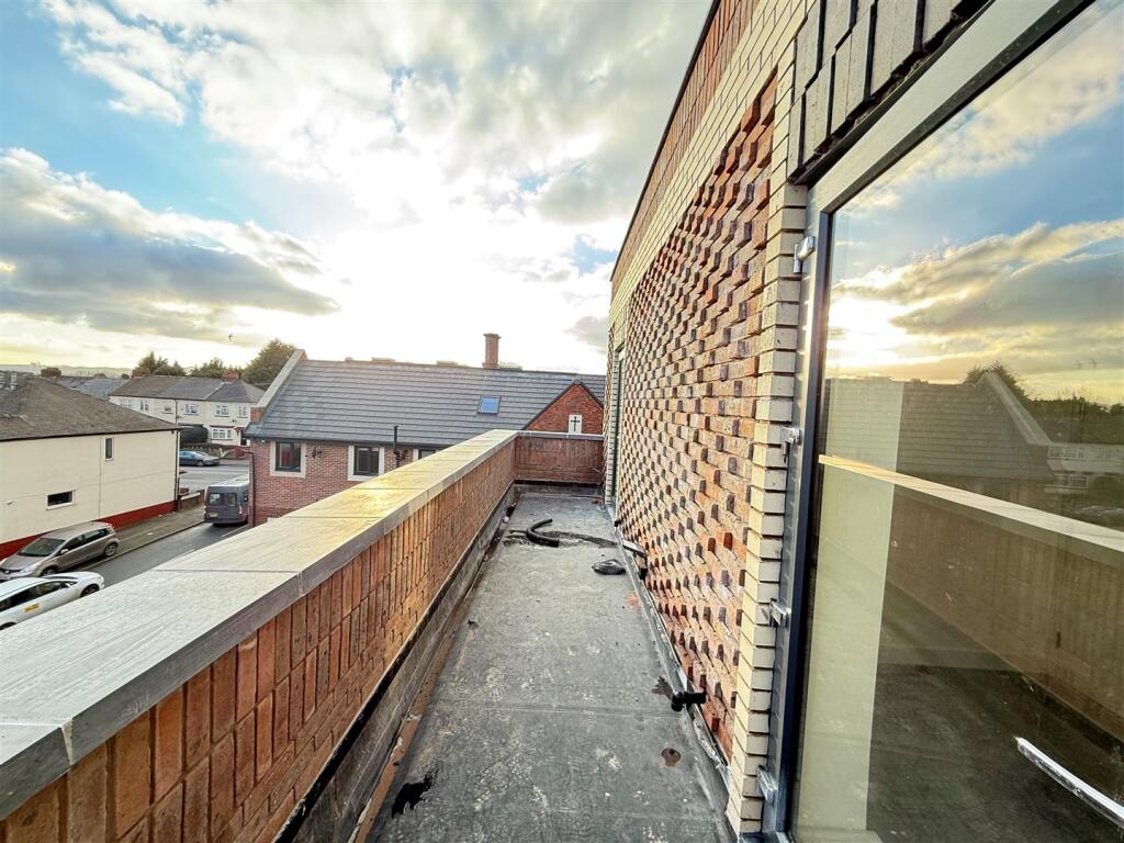 Apartment in Sandwell, West Midlands - View 2