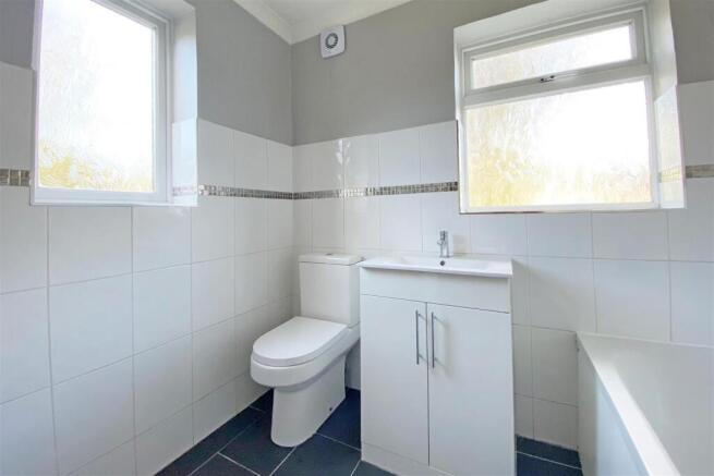 Bathroom (First Floor)