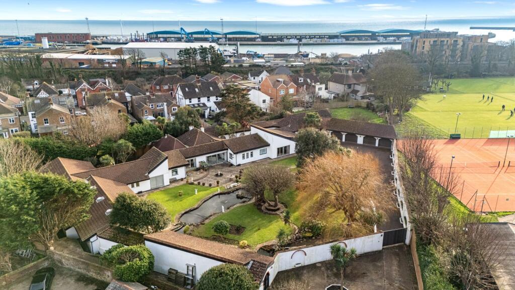 Park Lane, Southwick, BN42 photo 3