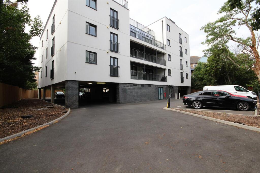 Apartment in Thurrock, Essex - More
