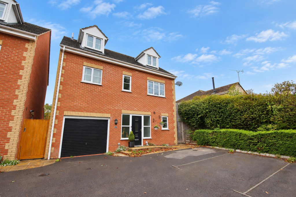 4-bed detached on Coombe Bank, Pew Hill, Chippenham, £575,000