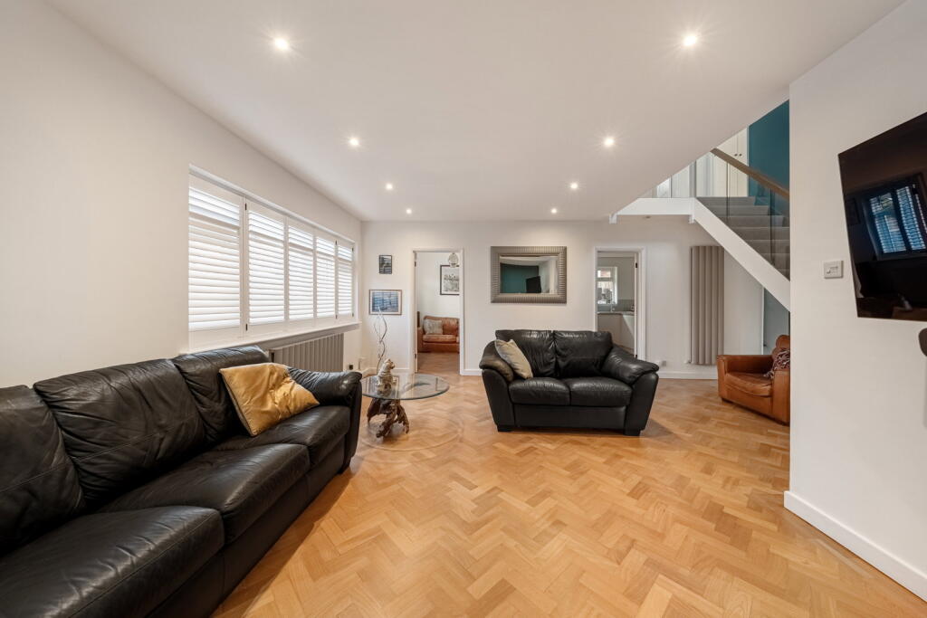 House in London, Farnborough Park, Locksbottom - View 3