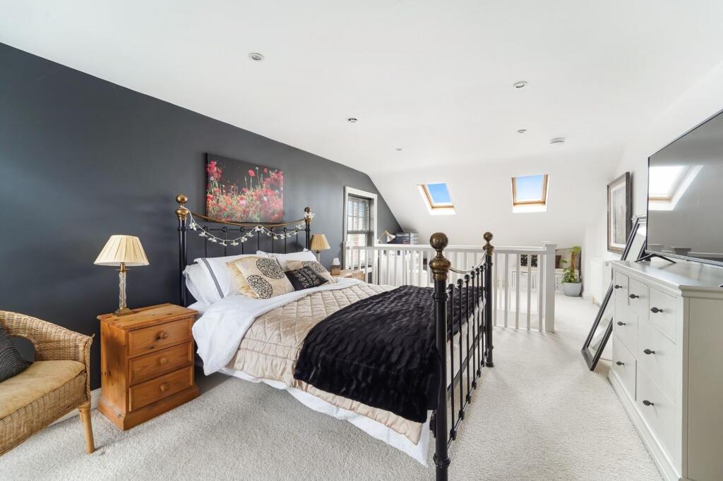 House in Kingston upon Thames - More