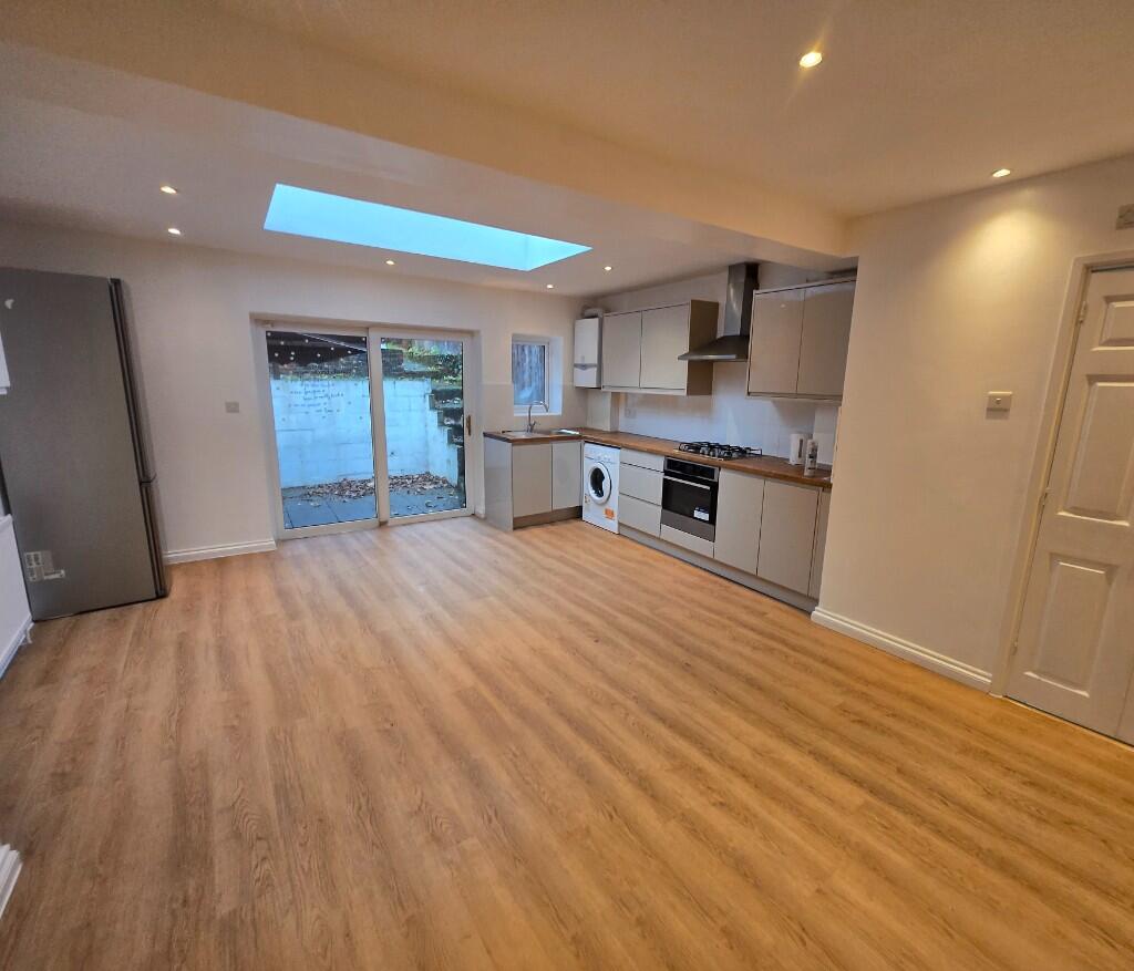 Main image of property: Whytecliffe Road South, CR8