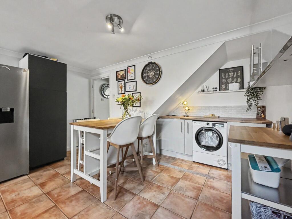 6 Pascoe Crescent, Daventry, NN11 9YU - More