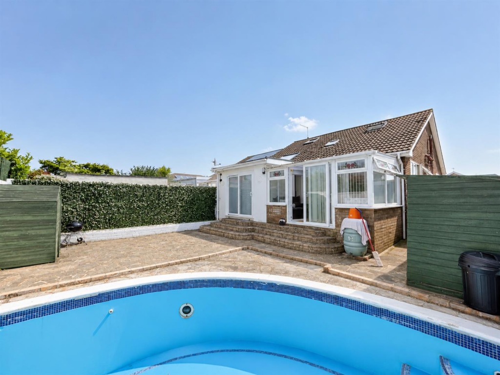 Sutton Avenue, Peacehaven photo 4
