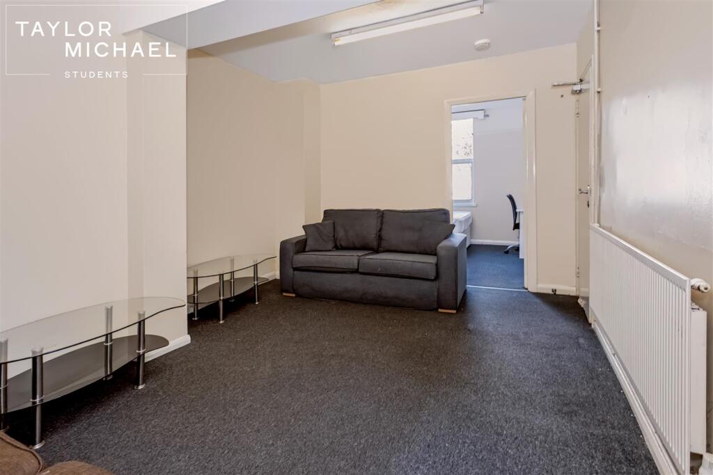 5 bedroom semi-detached house for rent