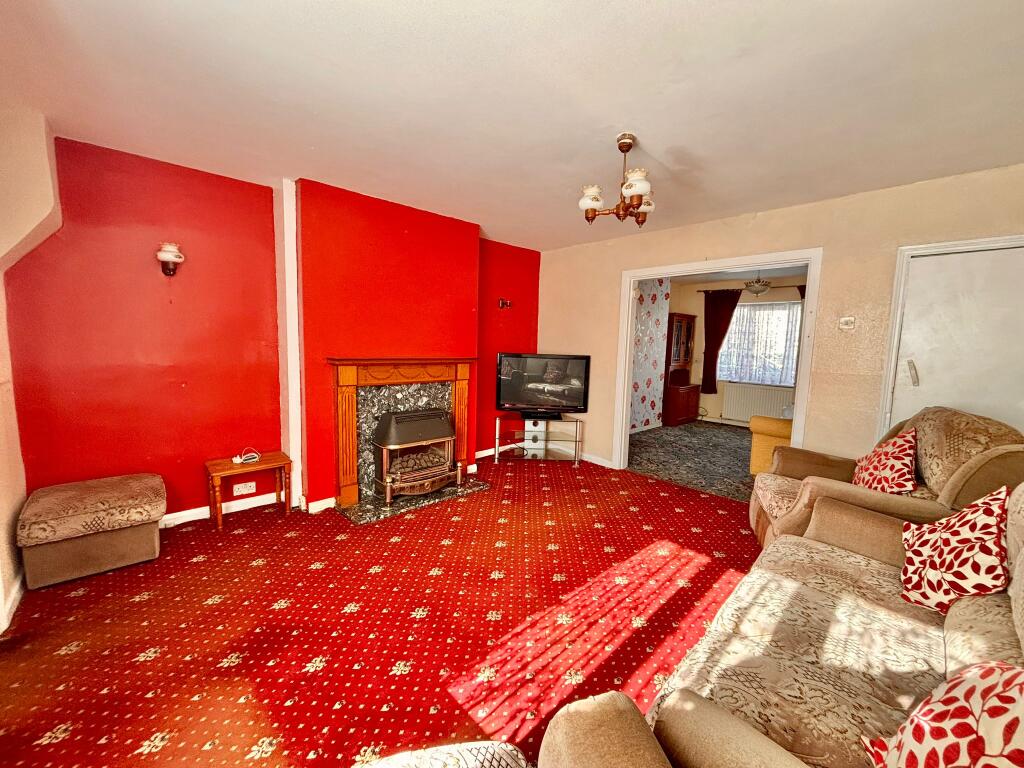 127 The Crescent, Dunscroft, Doncaster, South Yorkshire DN7 4ES photo 4