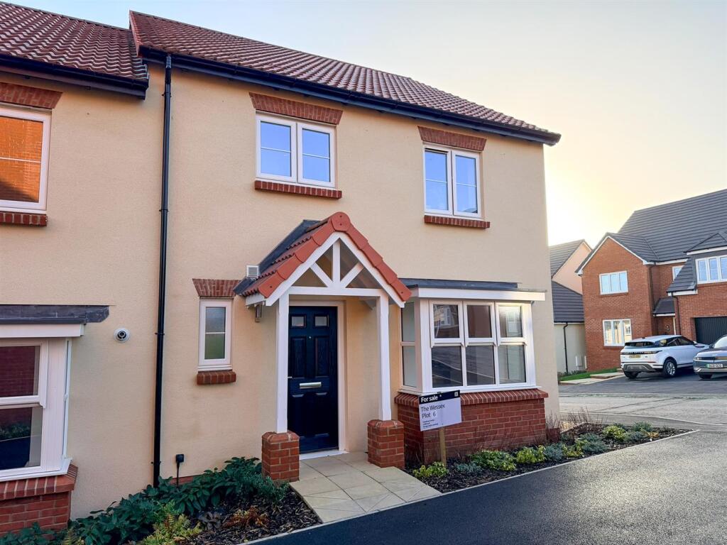 3-bed semi-detached on Limers Lane, Northam, Bideford, £330,000