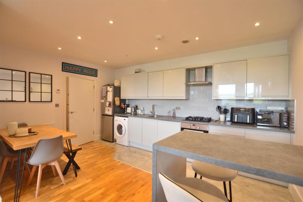 Apartment in Hart, Ancells Business Park, Fleet - View 4