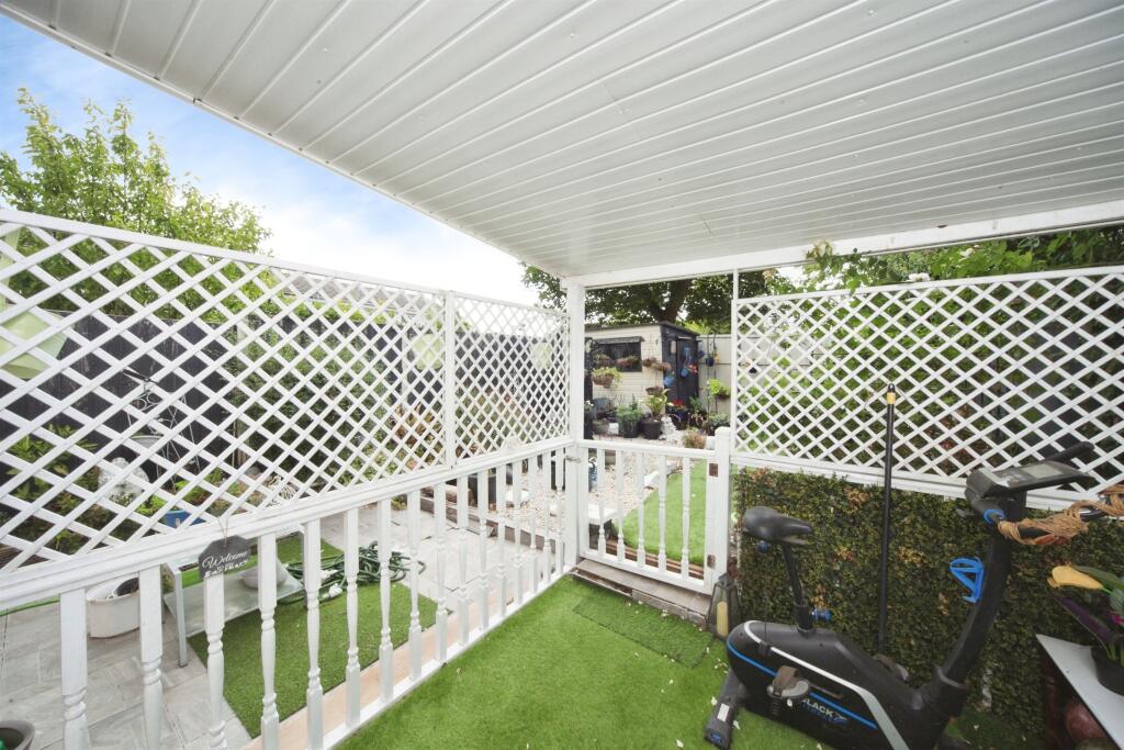 House in Houghton Regis, Central Bedfordshire - View 3