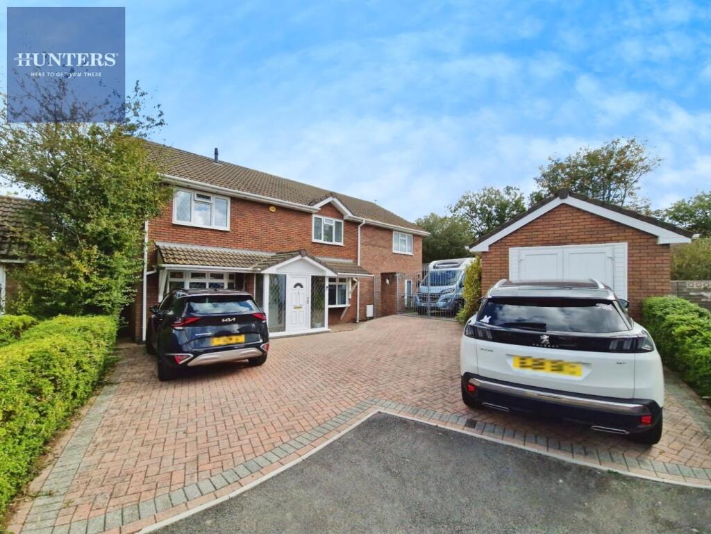 5-bed detached on Clos Penglyn, Pencoed, Bridgend, CF35 6NX, £500,000