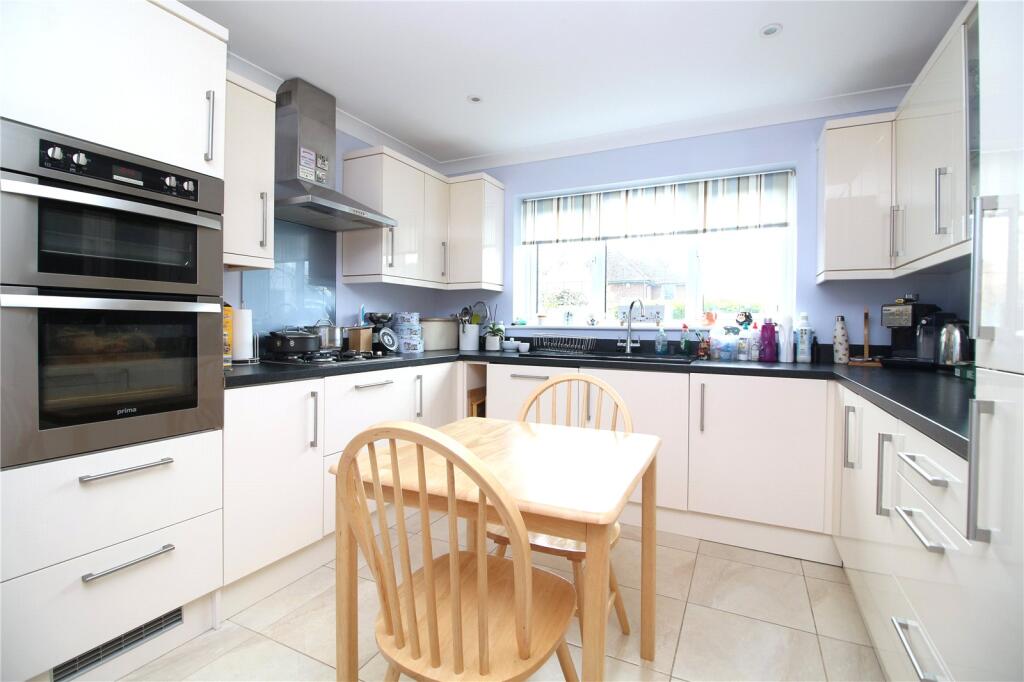 Avenue Road, New Milton, Hampshire, BH25 photo 4