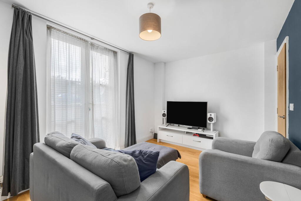 Apartment in Cheltenham, Gloucestershire - View 5