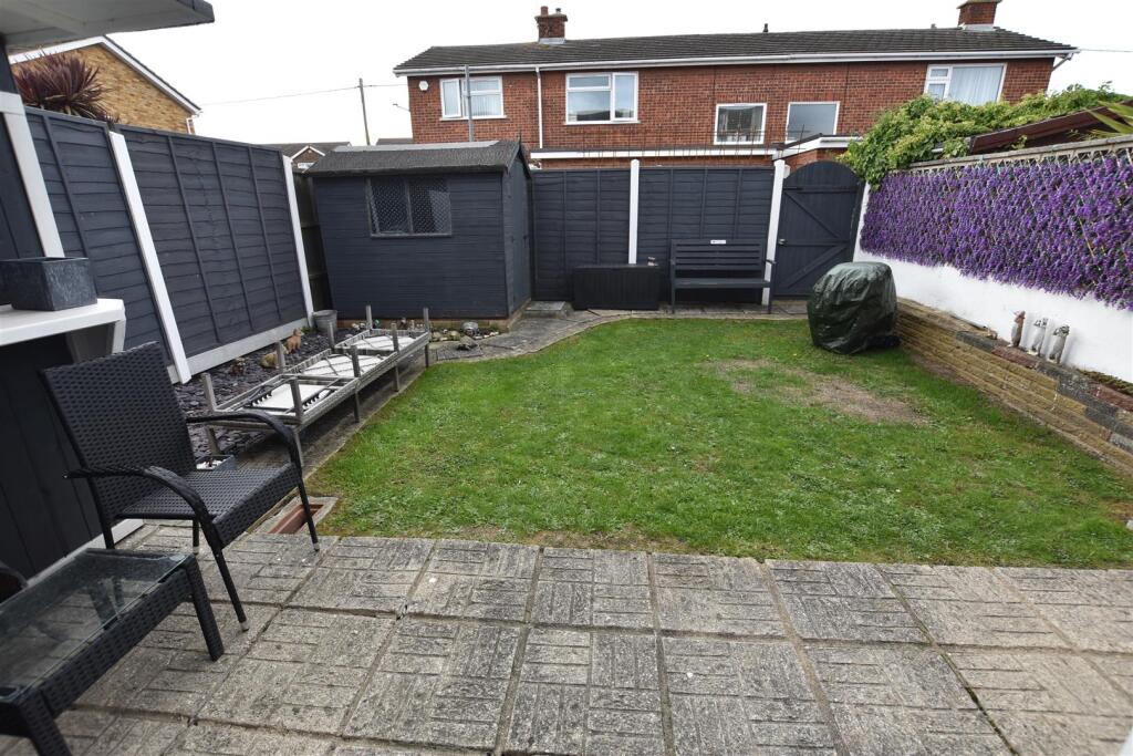 Gainsborough Avenue, Canvey Island photo 2