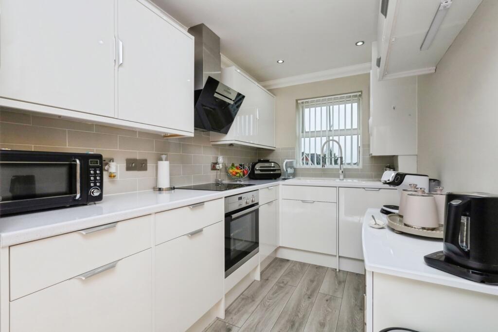 Apartment in Eastbourne, East Sussex - View 3