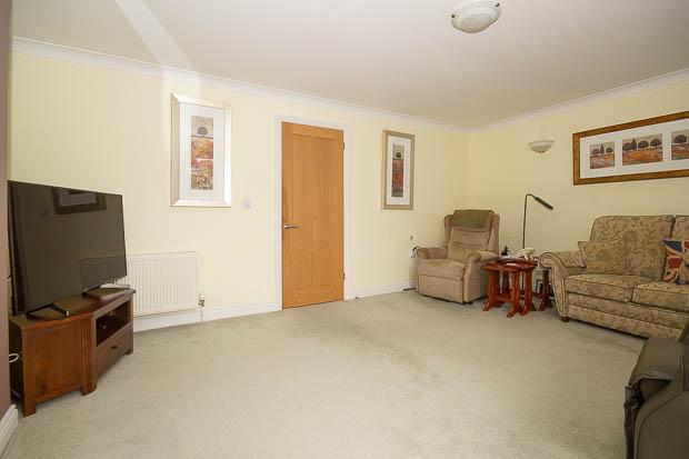Maytree Gates, Bishops Cleeve, Cheltenham, GL52 8SE photo 4