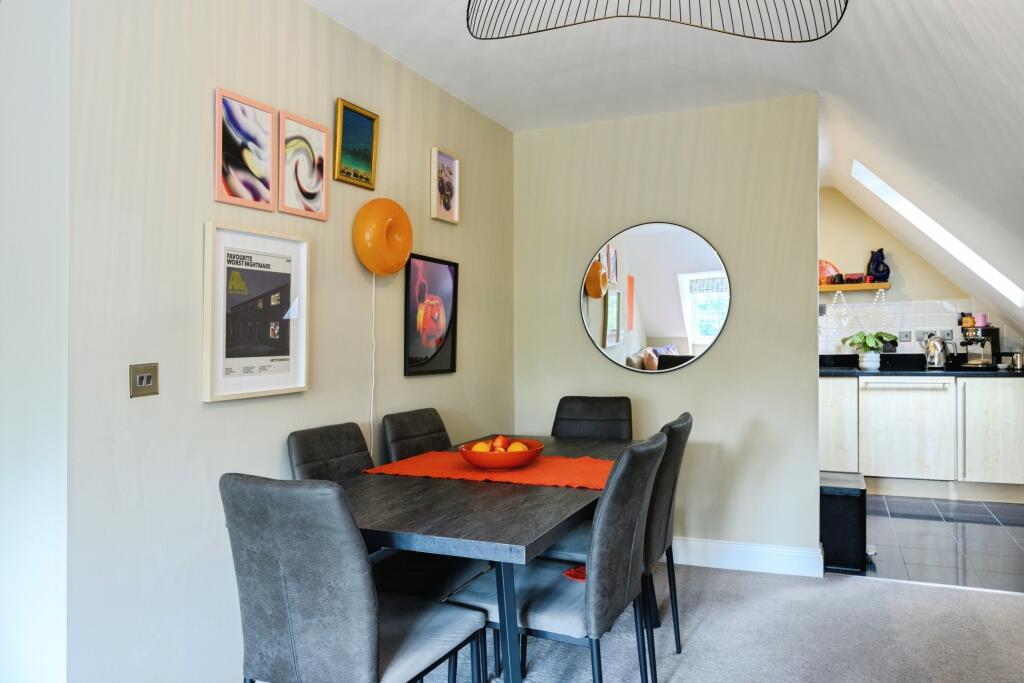 Apartment in Tandridge, Nutfield - More