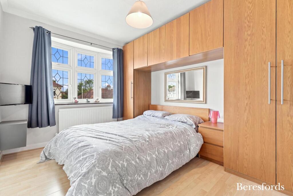 House in London, Upminster Bridge, Emerson Park - View 5