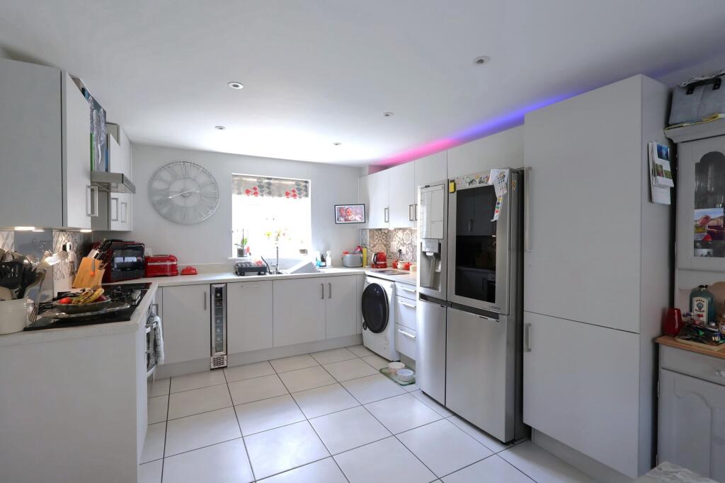 Craftmans Crescent, Burgess Hill, RH15 photo 2