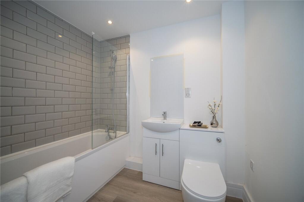 Savoy Place, Farnborough, Hampshire, GU14 photo 4