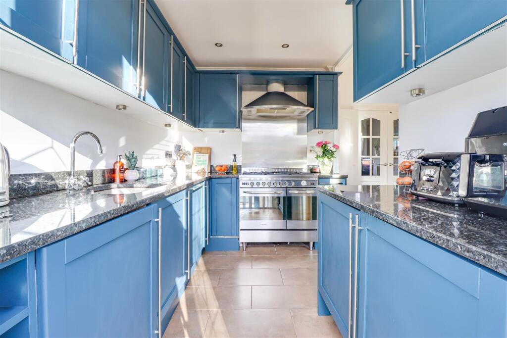 * GARAGE TO REAR * Highlands Boulevard, Leigh-on-Sea photo 4